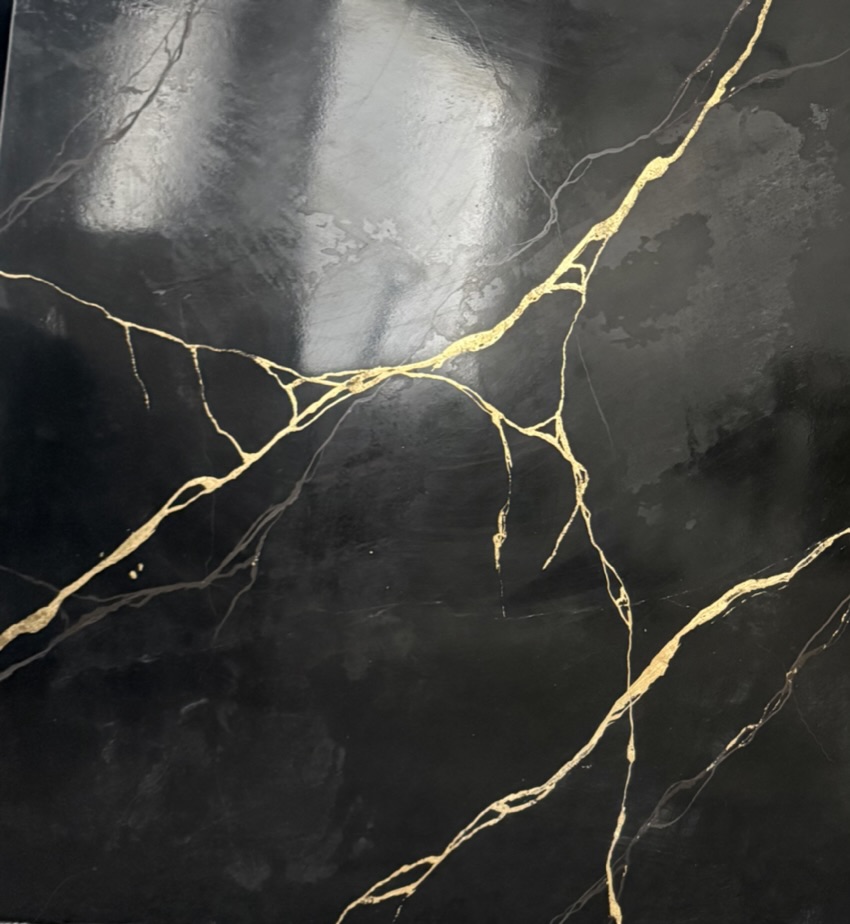High-gloss black marble plaster with gold veining